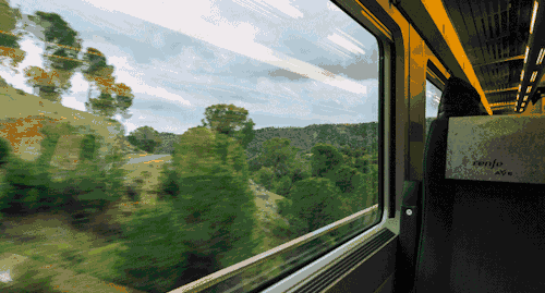 隧道穿行于低山丘陵区,地形起伏较大,海拔髙程400~570m,山体地表一般