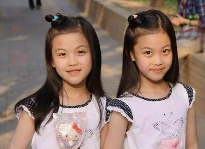                     双胞胎妹妹天天喝牛奶，姐姐总是偷偷倒掉，一年以后差别太明显！