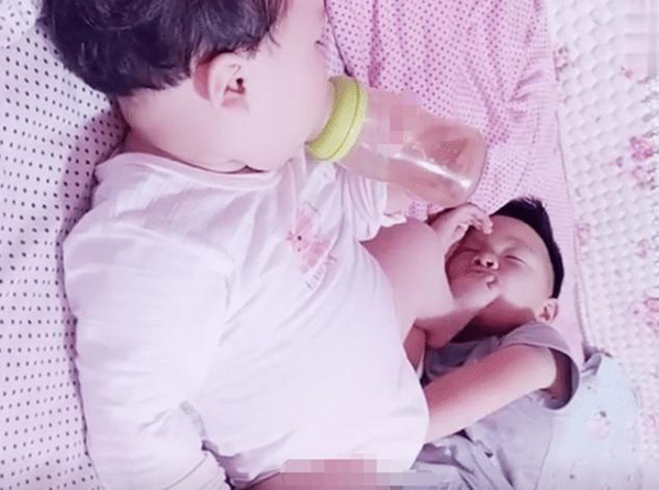                     原创            叫你要妹妹！这下满意了？妹妹一招“佛山无影脚”，妈妈笑弯腰