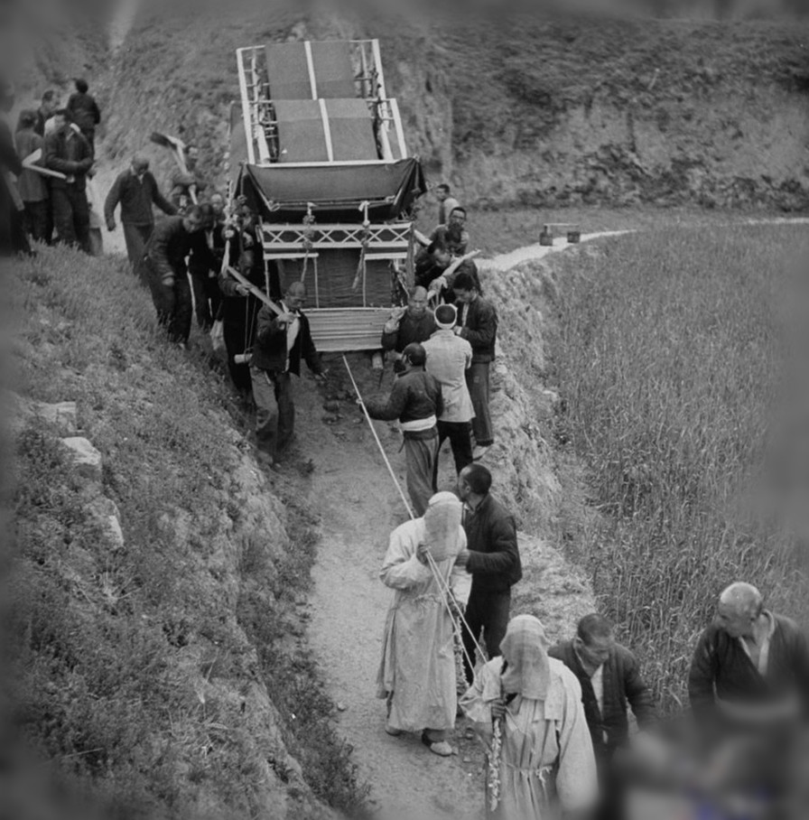 镜头下一场1947年的农村葬礼