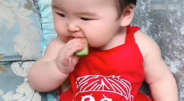                     爸爸喂女儿吃西瓜，一旁的儿子受冷落，网友戏称：儿子不是亲生的
