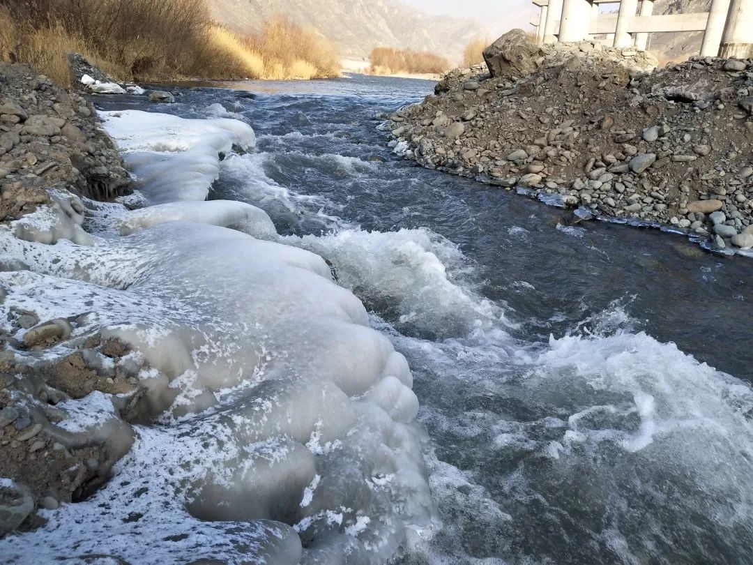 流动的河水在冬季照样结冰