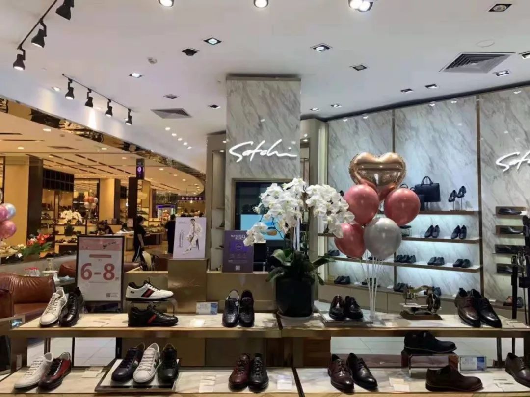 武林银泰c馆四楼沙驰男鞋专柜satchi源自于意大利的品牌,以青春,悦活