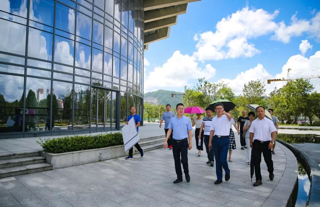 8月1日,省文旅厅公共服务处副处长仲建忠来到我县
