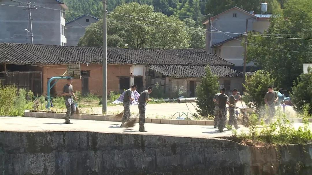 一大早,20多名官兵带着扫帚来到将乐县南口镇井垅村与村里的退伍军人