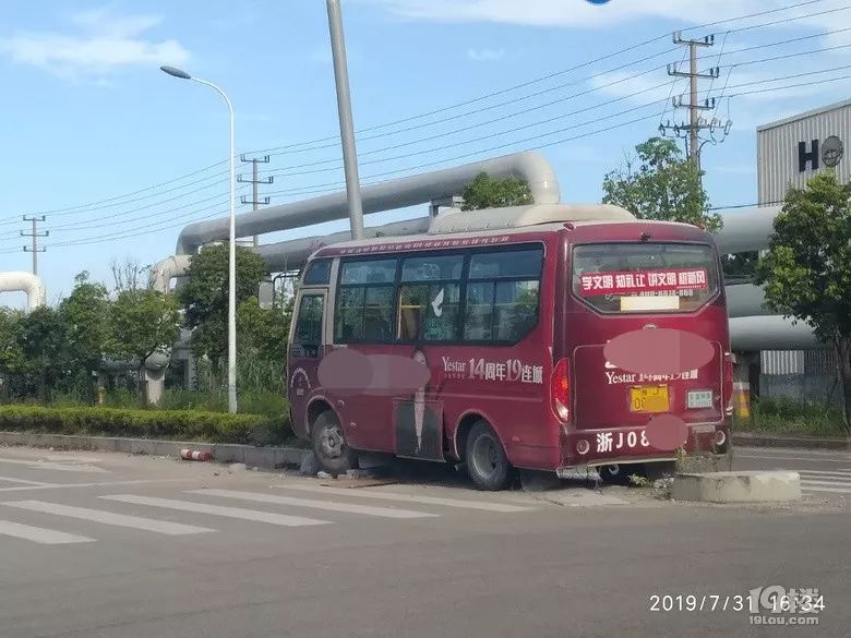 台州一公交车居然"飞"到绿化隔离带上,开车注意安全