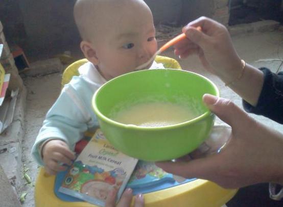 兒科醫生：在孩子2歲之前，不要給寶寶添加這兩種輔食，會積食
