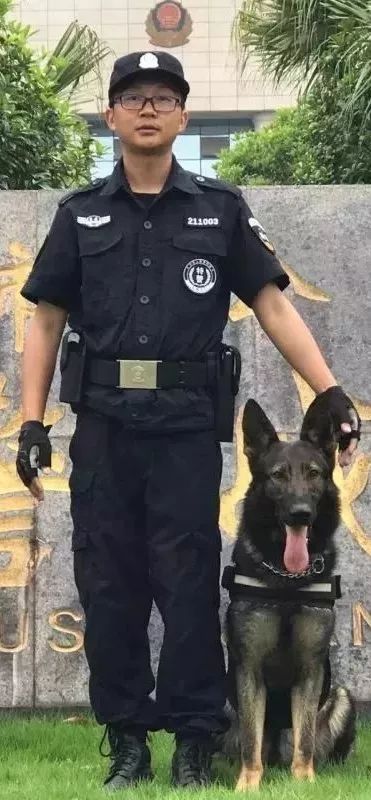 所训警犬多次被评为"功勋犬",多项单案获公安部表彰,两个典型案例载入