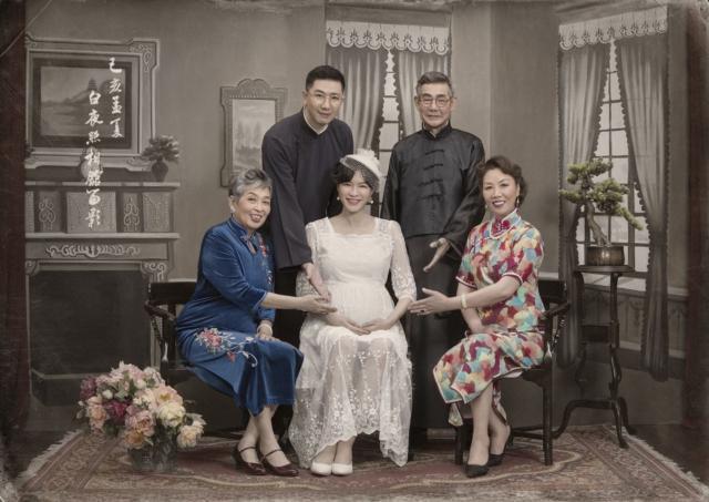 李艾挺孕肚民国风全家福曝光,穿蕾丝裙名媛范十足,公婆罕见出镜 澳门赌博开户