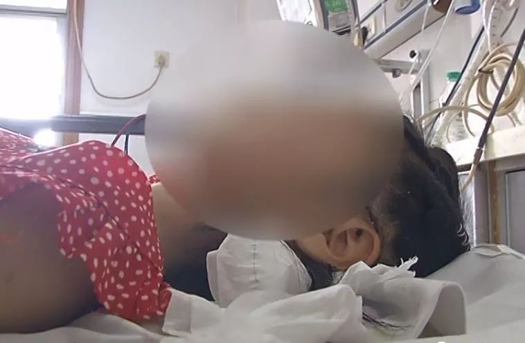                     可怕！6岁女童被喷泉冲上几米高，瞬间掉落后全身多处重伤！东莞家长千万注意！