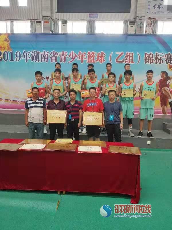邵东县城区三中男子篮球队勤练苦练再创佳绩
