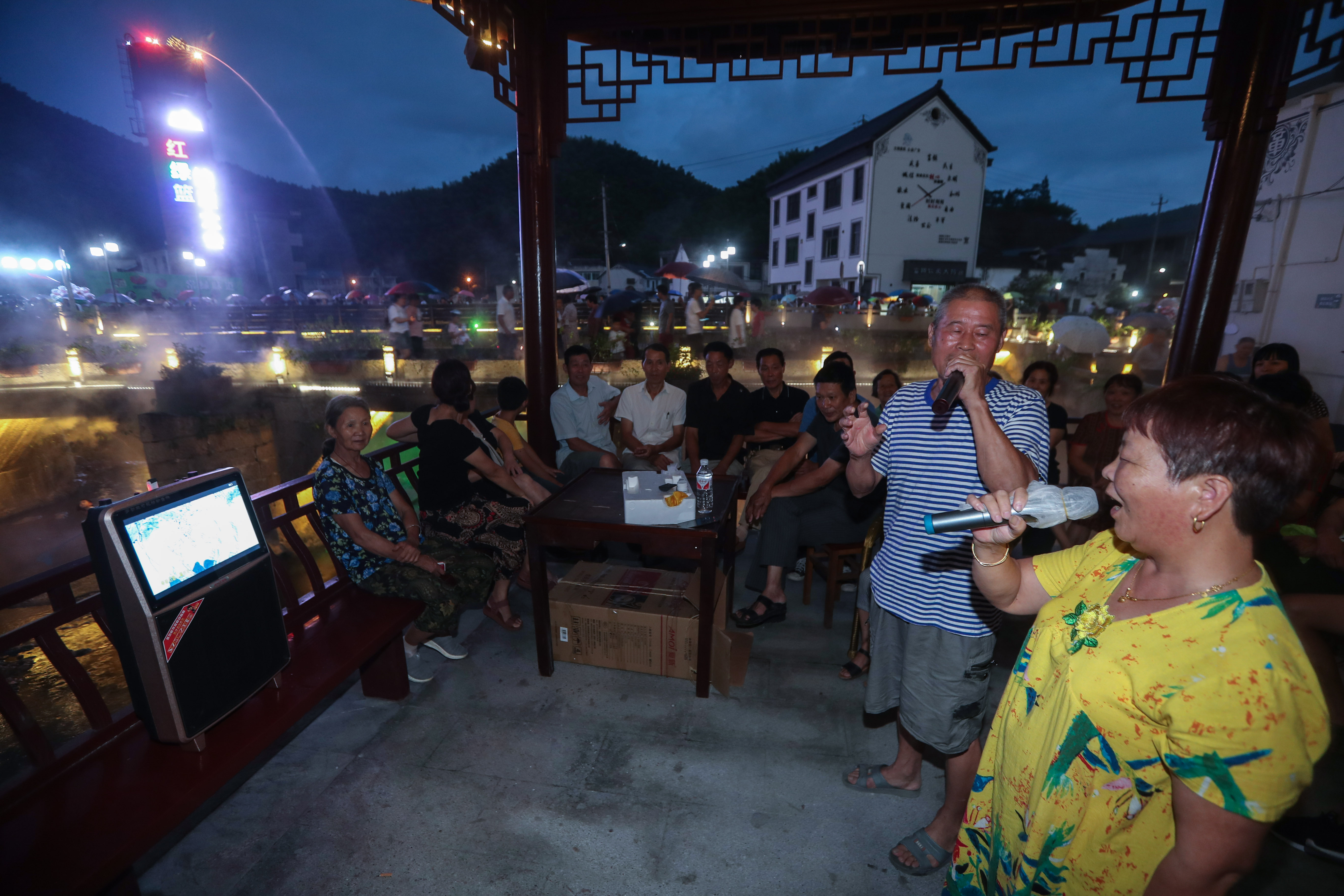 8月3日,村民在常绿镇的纳凉大会上唱歌.