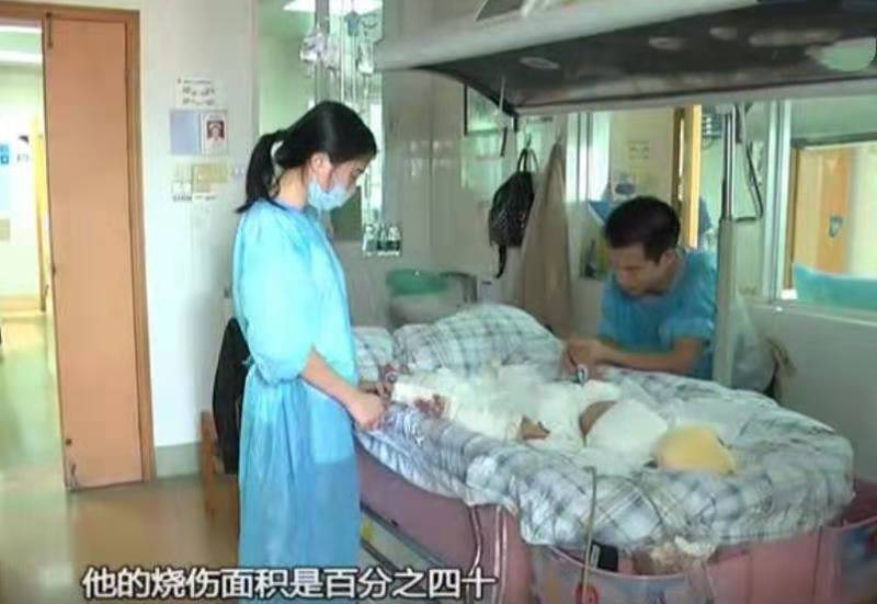                     奶奶给孙子洗澡，孙子不慎掉进热水，奶奶小动作将其身上的皮剥落