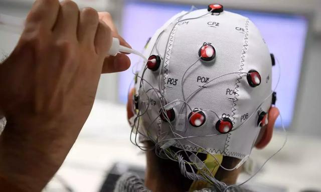 我们先姑且相信马斯克所说的,这些被植入大脑的微型芯片可以获取到