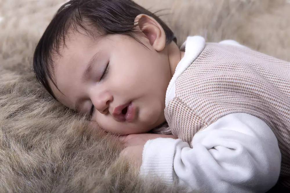                     原创            宝宝睡觉总爱“蹬腿”？别只顾说可爱，忽视了孩子的求救信号