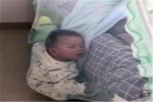                     妈妈一觉醒来后发现孩子不见了，绕床一圈后，才知道原委