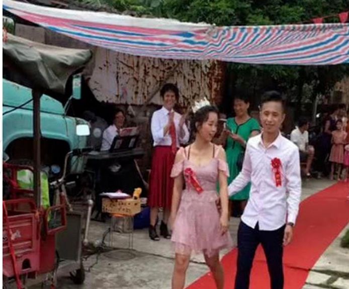 “寒酸婚礼”走红,看到新娘穿着,真是嫁给了爱情 1xbet mobile