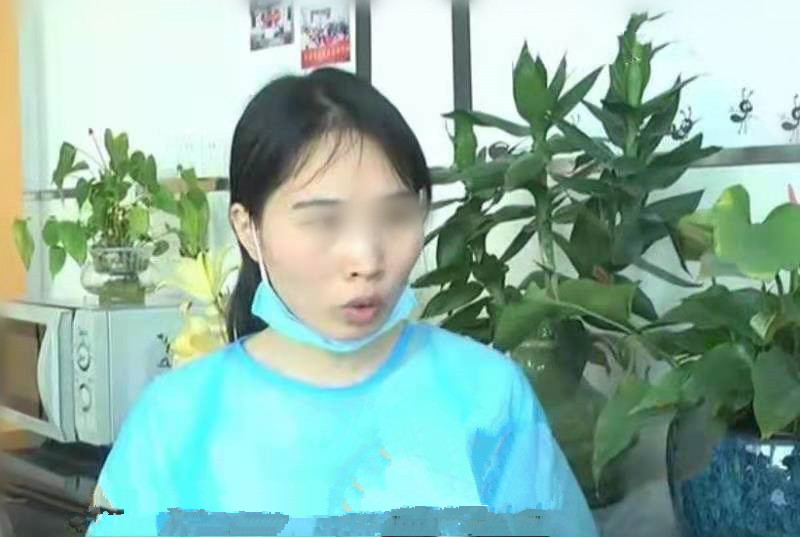                     奶奶给孙子洗澡，孙子不慎掉进热水，奶奶小动作将其身上的皮剥落