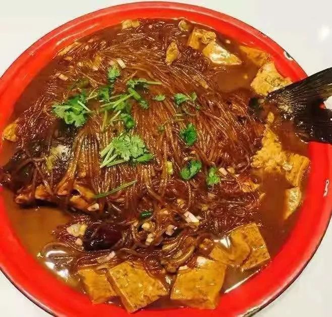 东北八大炖:小鸡炖蘑菇,羊肉炖酸菜,牛肉炖土豆,猪肉炖粉条,排骨炖