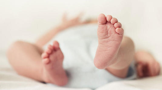                     原创            宝宝睡觉总爱“蹬腿”？别只顾说可爱，忽视了孩子的求救信号