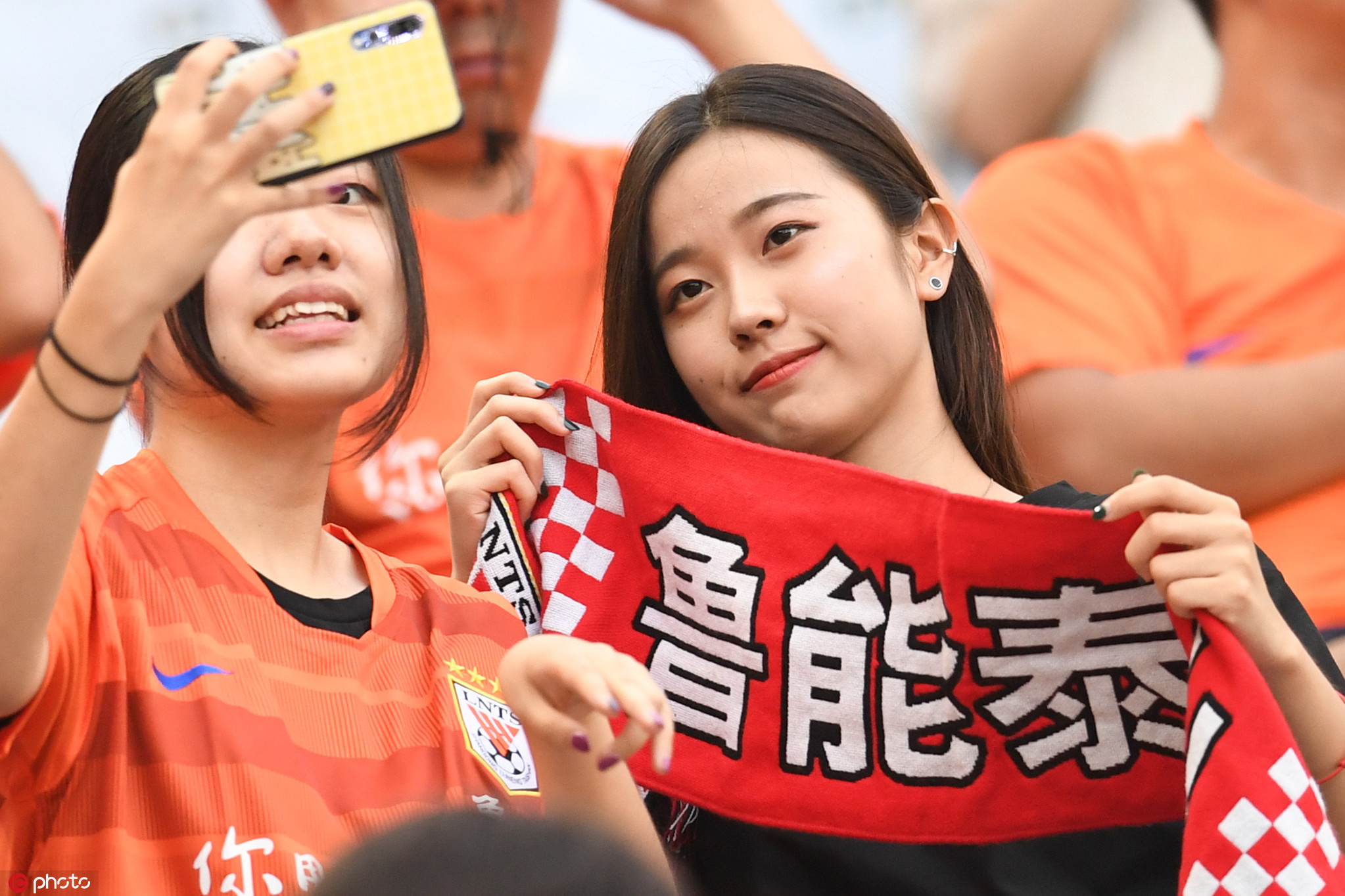 山东鲁能球迷集结助威,看台美女球迷云集