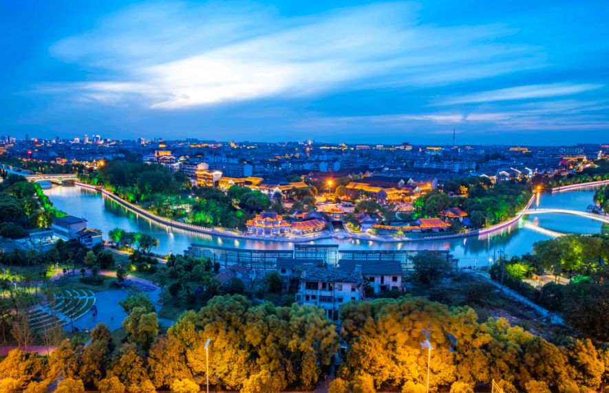 运河自扬州城东南穿城而过,沿线历史遗迹星列,人文景观众多.