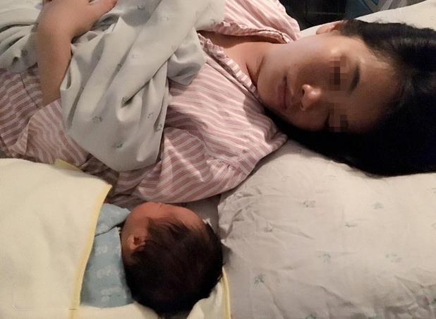                     原创            小宝宝睡觉时，为什么都是统一的“投降式”睡姿，需要干涉吗？