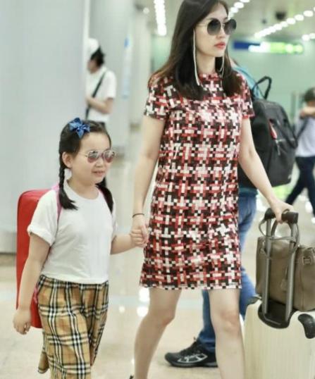 上帝没让马蓉女儿遗传高颜值,却吻了王宝强儿子的脸,这颜值绝了
