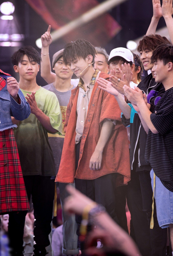 易烊千玺穿红色外套开启 街舞 总决赛 虽未得冠军但热爱不息 发型