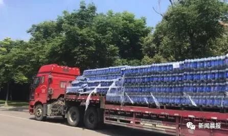 3吨可乐散落马路,路人一拥而上…… k8凯发电游