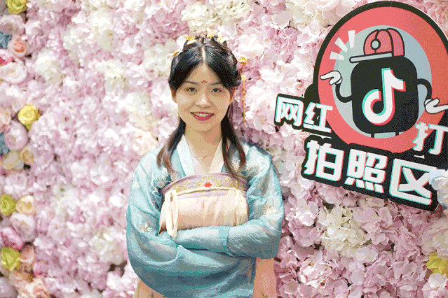 在朋友圈po出美美汉服的七夕照~引来超多人竞相打卡拍照不同的汉风