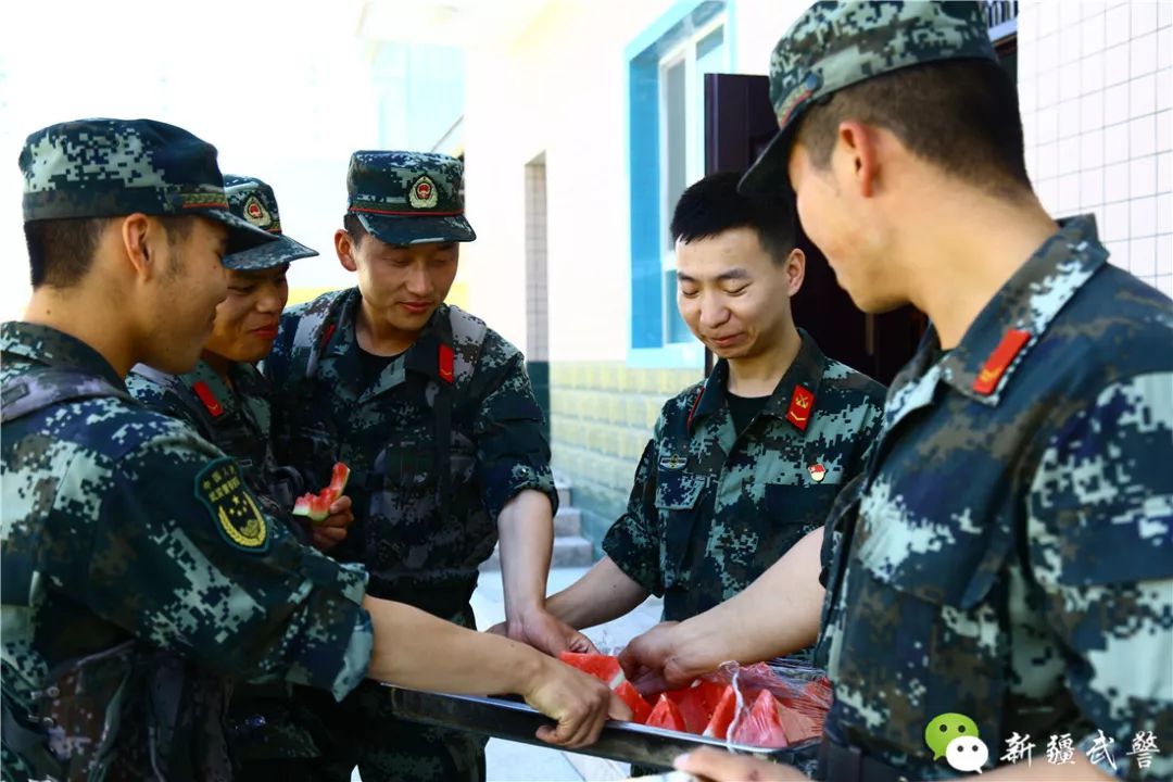 那热火的军营便是如此 热浪来袭 武警新疆总队哈密支队的 战友们有 "