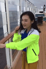 搞笑GIF:妹子,你心可真大啊,我没猜错的话你这根本就不是座位