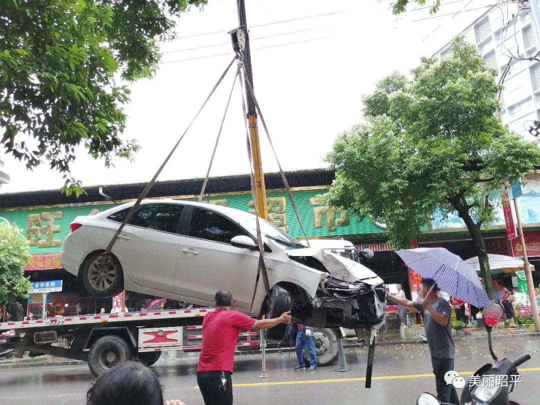 雨天事故多!今天昭平发生两起车祸!小车撞向人行道,摩托与小车碰撞!