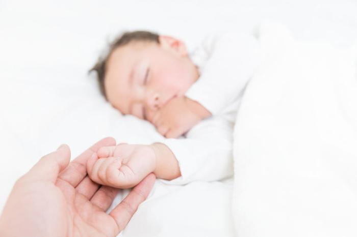                     妈妈一觉醒来后发现孩子不见了，绕床一圈后，才知道原委