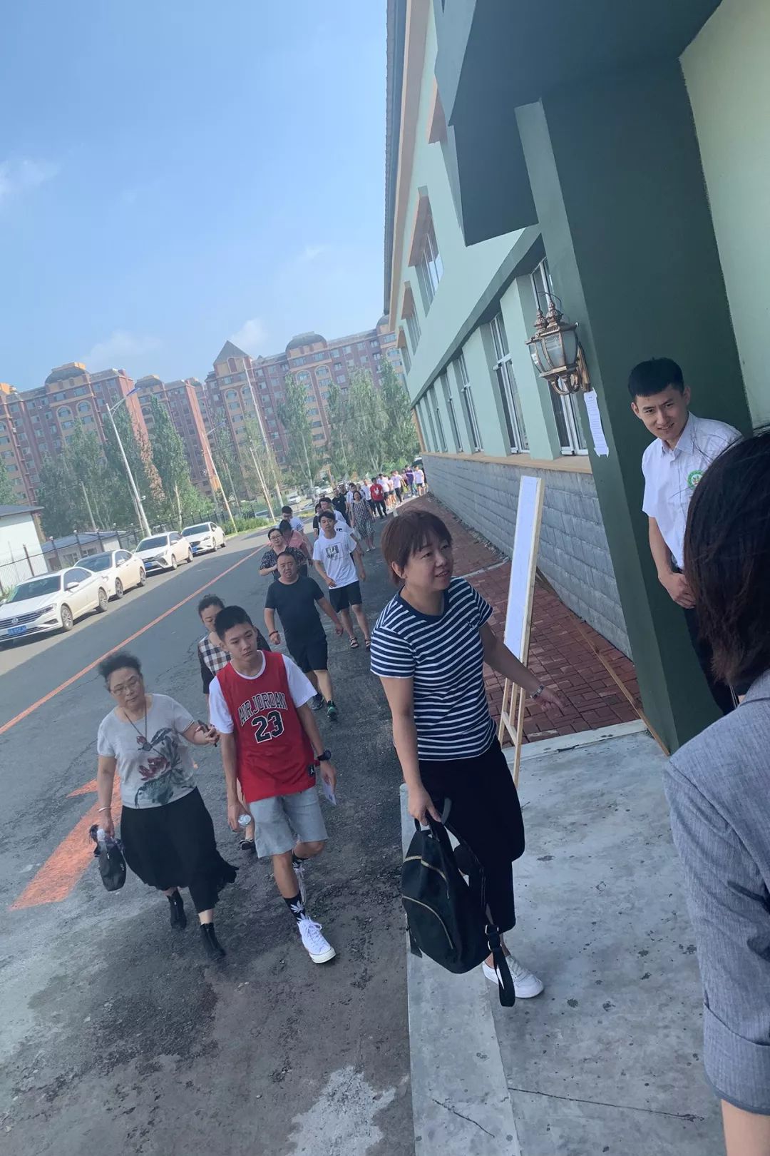8月1日是长春市柏辰艺术中学新生报到的第一天,我校新生带着父母的
