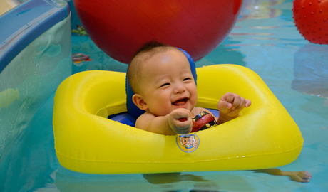 带宝宝游泳就是浪费钱？其实是在帮你省钱！ 坚持婴儿游泳的好处 坚持婴儿游泳的五大好处 婴儿游泳浪费钱吗？