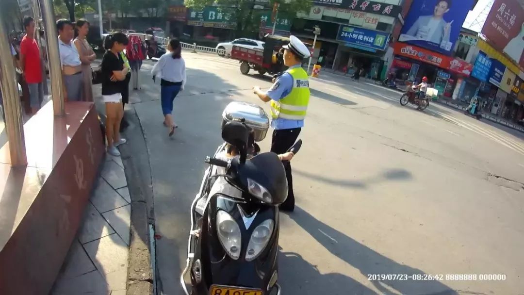 慈利一女子无照驾驶报废摩托车,被查后竟然撒泼辱骂民警