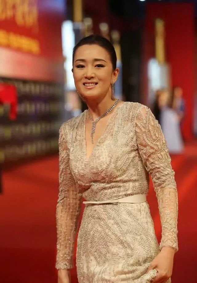 从不觉得巩俐漂亮,不包装就是普通人一个,老了还秃顶了!