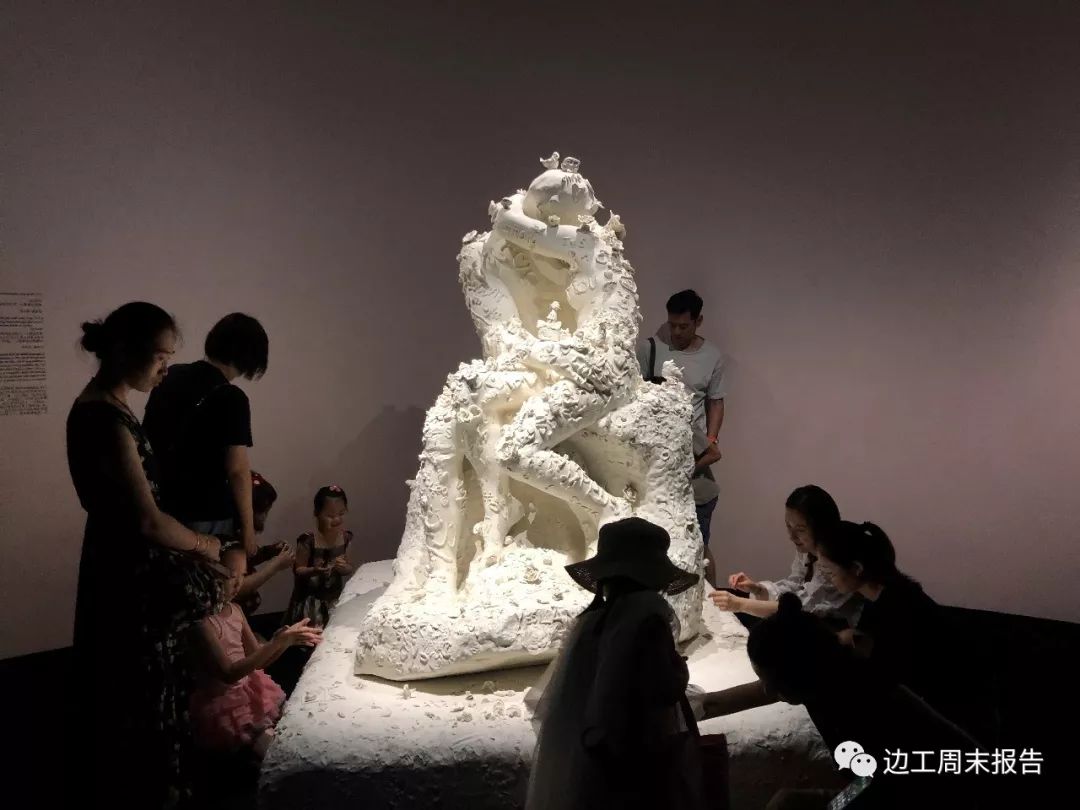 这件作品灵感来自于罗丹的大理石雕塑"the kiss"(其实边工觉得长得一
