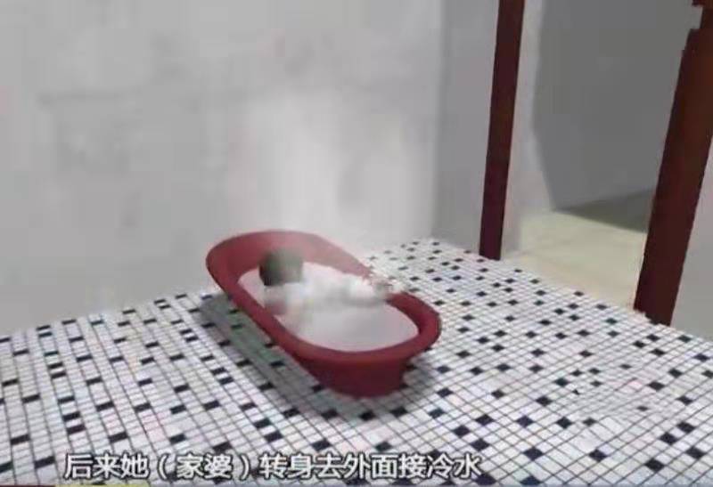                     奶奶给孙子洗澡，孙子不慎掉进热水，奶奶小动作将其身上的皮剥落
