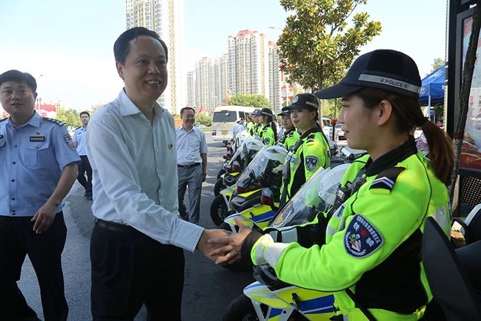 信阳市副市长侯钦东慰问高温下一线执勤交警