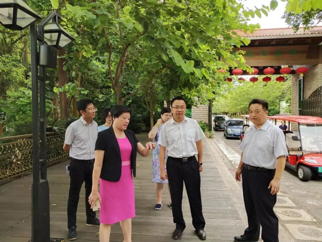 梅州市政府温向芳副市长,市文广旅局朱瑛局长,梅县区委潘雪松常委,8个