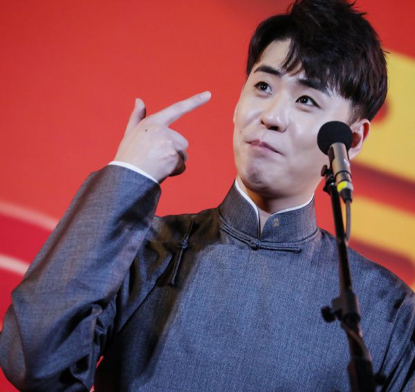德云社张云雷济南演出混乱无比,喊口号,偷拍,演员还差点受伤!