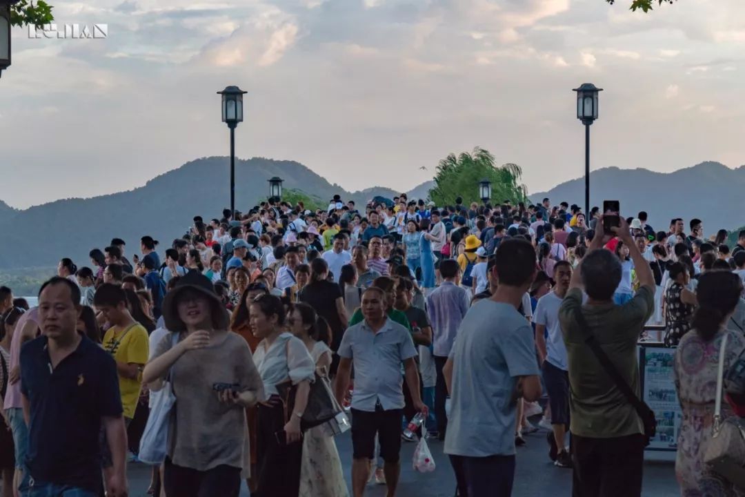 西湖太美,无论春夏秋冬,有几个景点总是人山人海