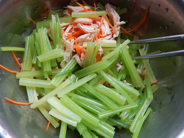 芹菜与它是绝配,一餐等于慢跑半钟头,一个月瘦一圈,美容气色好 龙8国际游戏网址