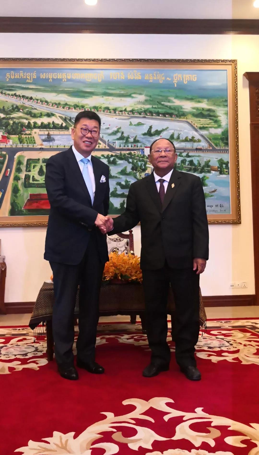 柬埔寨国会主席韩桑林会见韩方明会长