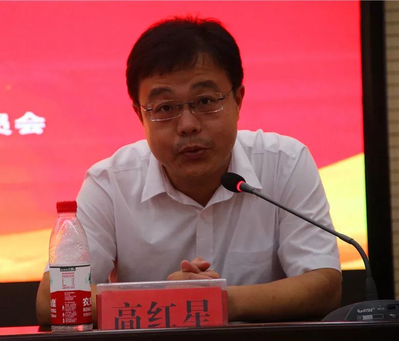 庆云县广播电视台副台长高红星同志为本次评比用酒作说明通过评酒