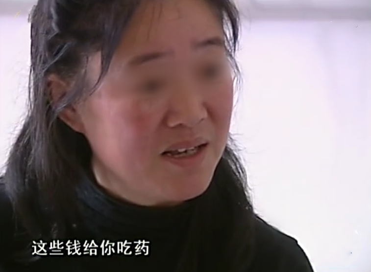                     男子心脏外露24年，肉眼可见血管和动脉，为遮挡夏天穿两件衣服