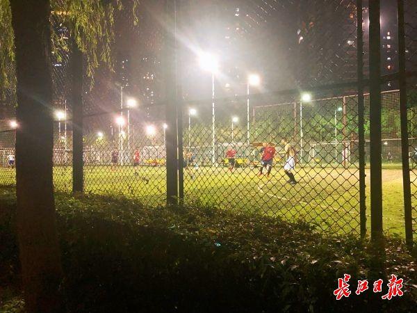 汉阳江滩足球场上,市民们在运动中挥汗如雨